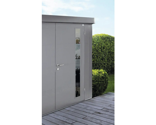 Tuinkast met deur en raamdetail op houten terras