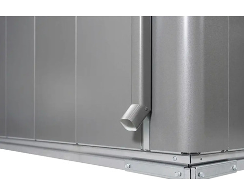 Detailopname van een metalen tuinhuis met dakgoot en bodemframe