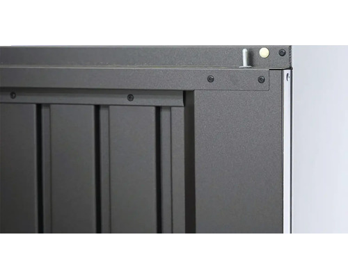 Detailopname van een grijze tuinpoort met beslag