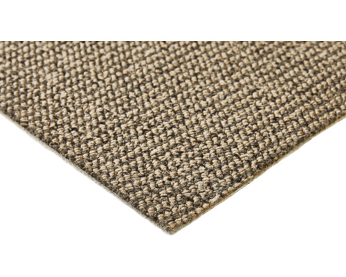 Close-up van een beige tapijttegel met gemêleerd patroon.