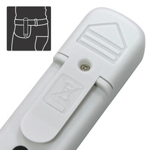 Achterkant van een meetapparaat met batterijvak, riemclip en symbool voor correcte afvalverwerking