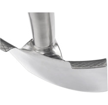 Detailopname van een zilverkleurige metalen buis met ribbels