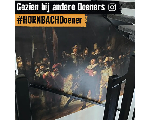 "De afbeelding toont een reproductie van het schilderij ""De Nachtwacht"" van Rembrandt, opgenomen in het kader van de Hornbach Doener campagne."