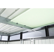 Interieur van een tuinhuis met isolatie aan het plafond.