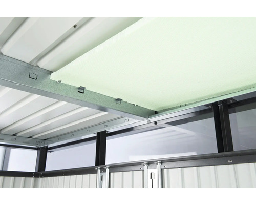 Dakisolatie en metalen frame van een tuinhuis