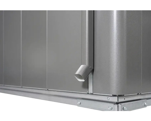 Detailopname van een metalen tuinhuis met regenpijp en bodemframe