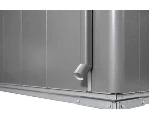 Detailopname van een tuinhuiswand met regenpijp