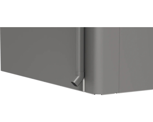 Close-up van een grijze regenton met afvoerpijp