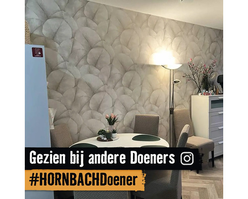 Eetkamer met eettafel, stoelen, staande lamp en behang met bladerpatroon