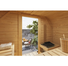 Interieur van een houten sauna met uitzicht op een tuingedeelte