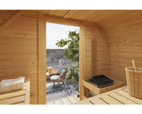 Interieur van een houten sauna met uitzicht op een tuingedeelte