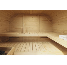 Interieur van een sauna met houten banken, houten emmer en handdoek
