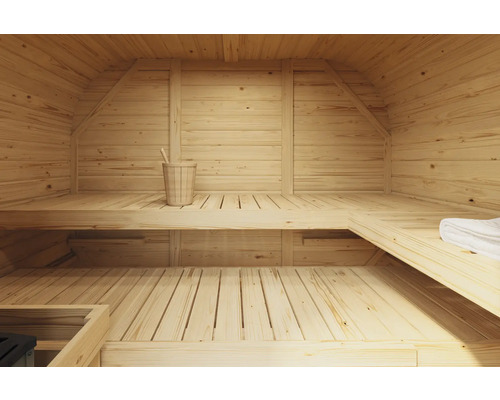 Interieur van een sauna met houten banken, houten emmer en handdoek