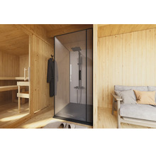 Interieur van een badkamer met douche, sauna en zitplaatsen