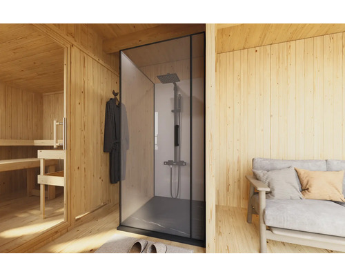 Interieur van een badkamer met douche, sauna en zitplaatsen