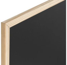 Detail van een zwart schoolbord met houten frame