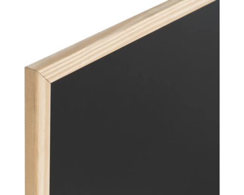 Detail van een zwart schoolbord met houten frame