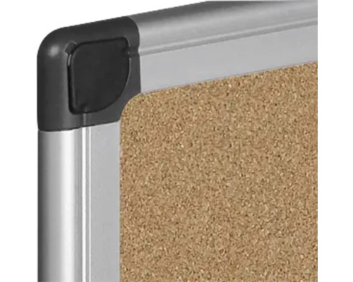 Detailopname van een kurkbord met zilverkleurig frame en hoek