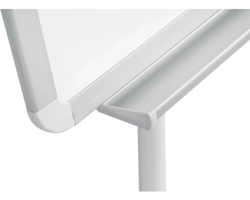 Detailweergave van een whiteboard met opbergbak