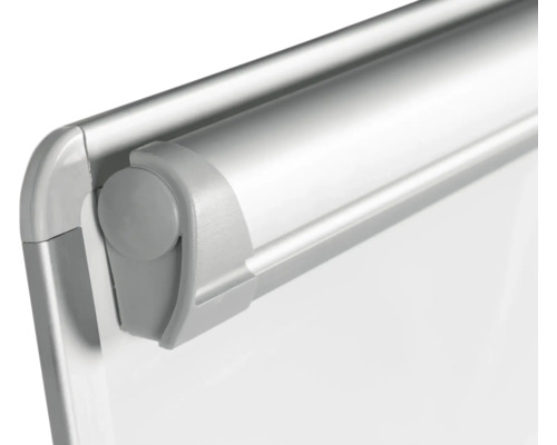 Detailweergave van een whiteboardhoek met zilverkleurig frame