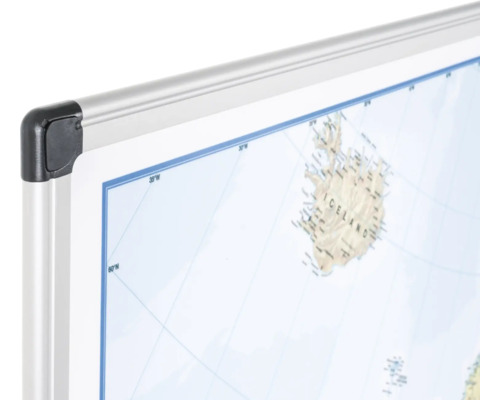 Detailweergave van een wandkaart met aluminium frame