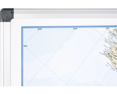 Detailopname van een wereldkaart met lengte- en breedtegraden in een zilverkleurige lijst