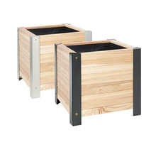Twee houten plantenbakken met metalen hoeken