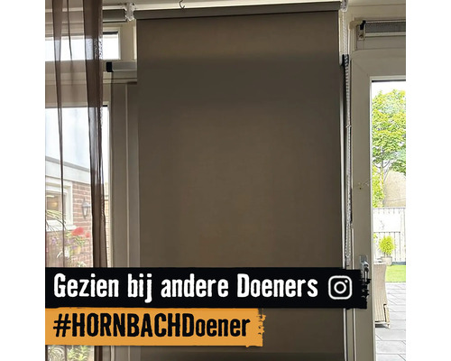 Uitzicht op een rolgordijn op het raam voor schaduw