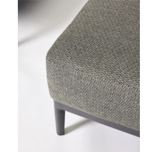 Close-up van een kruk met stoffen bekleding en poten