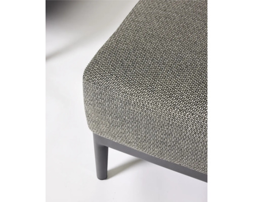 Close-up van een kruk met stoffen bekleding en poten