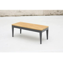 Houten bank met metalen frame voor de tuin