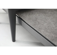 Detailopname van een tuintafel met tafelpoten en stenen blad