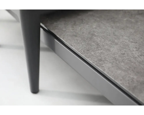 Detailopname van een tuintafel met tafelpoten en stenen blad