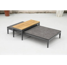 Twee grijze buiten salontafels van verschillende hoogte, één met een houten blad en één met een stenen blad