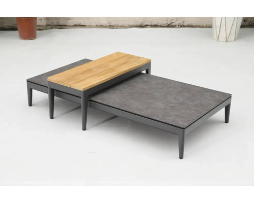 Twee grijze buiten salontafels van verschillende hoogte, één met een houten blad en één met een stenen blad