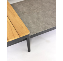 Detail van een tuintafel met houten en stenen blad