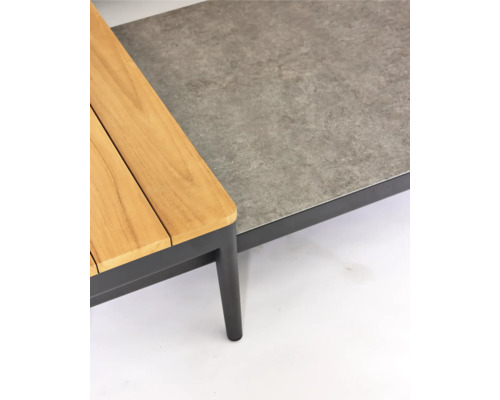 Detail van een tuintafel met houten en stenen blad