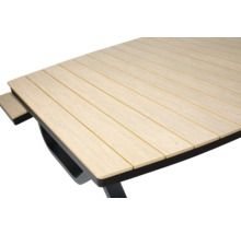 Gedetailleerd aanzicht van een tuintafel met houten latten en een donker frame