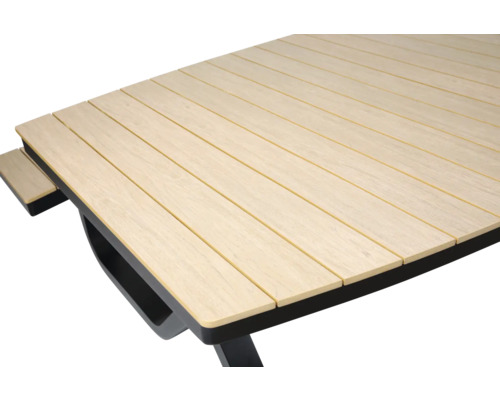 Gedetailleerd aanzicht van een tuintafel met houten latten en een donker frame