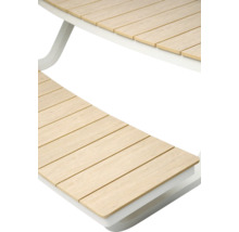 Detailopname van een tuintafel met houten latten en wit frame