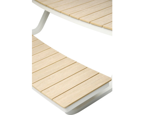 Detailopname van een tuintafel met houten latten en wit frame