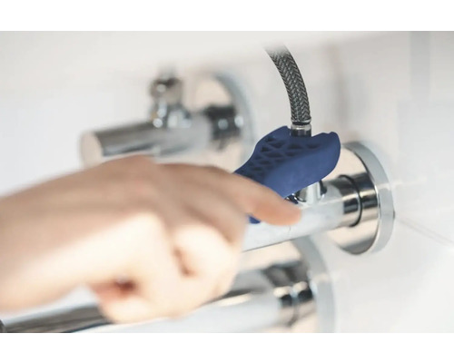 Installatie van een hoekventiel met een montagesleutel