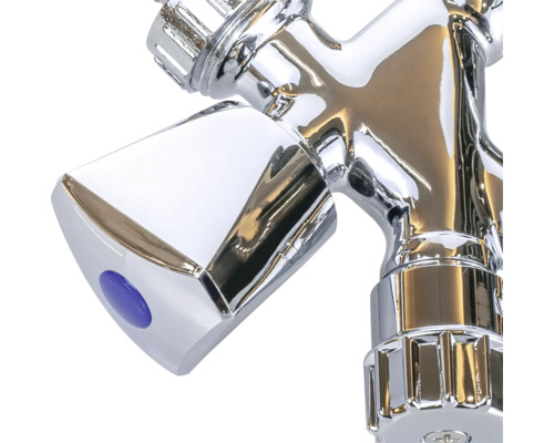 Detailopname van een verchroomde kraan met blauwe knop