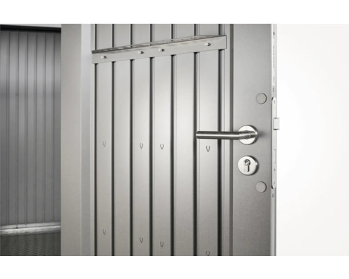 Openstaande stalen deur met deurklink en slot