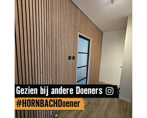 Ruimte ontwerp met houten panelen en een glazen deur met frame