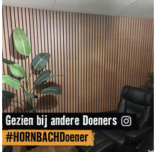 Wanddecoratie met houten panelen, fauteuil en plant in de kamer