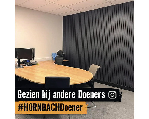 Kantoor met bureau, bureaustoelen en wandpanelen