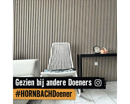 Woonkamer met lamellenwand, stoel en bijzettafel