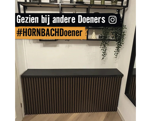 Interieur met wandplanken en een commode met lattenbodem