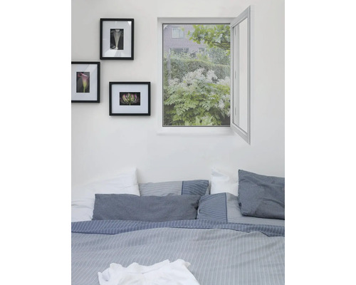 Lichte slaapkamer met open raam en beddengoed